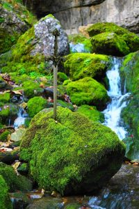 剑心问情仙侠剧封面，男主角持剑立于山巅，远山云海背景壮阔