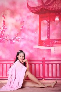 花间一梦古装甜宠剧封面，女主角花园场景，粉色暖调唯美画面